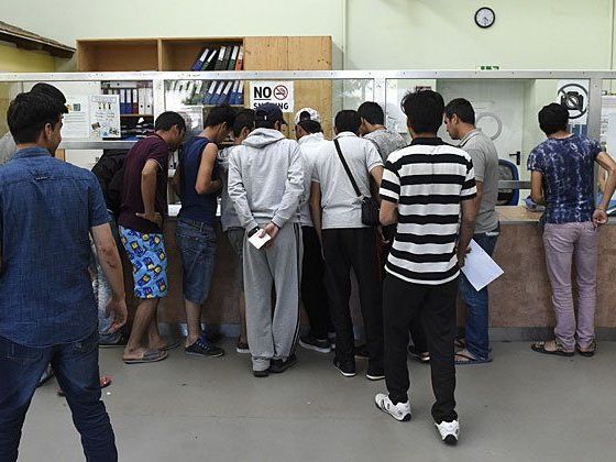 Asylwerber stehen am Infopoint im Erstaufnahmezentrum in Traiskirchen