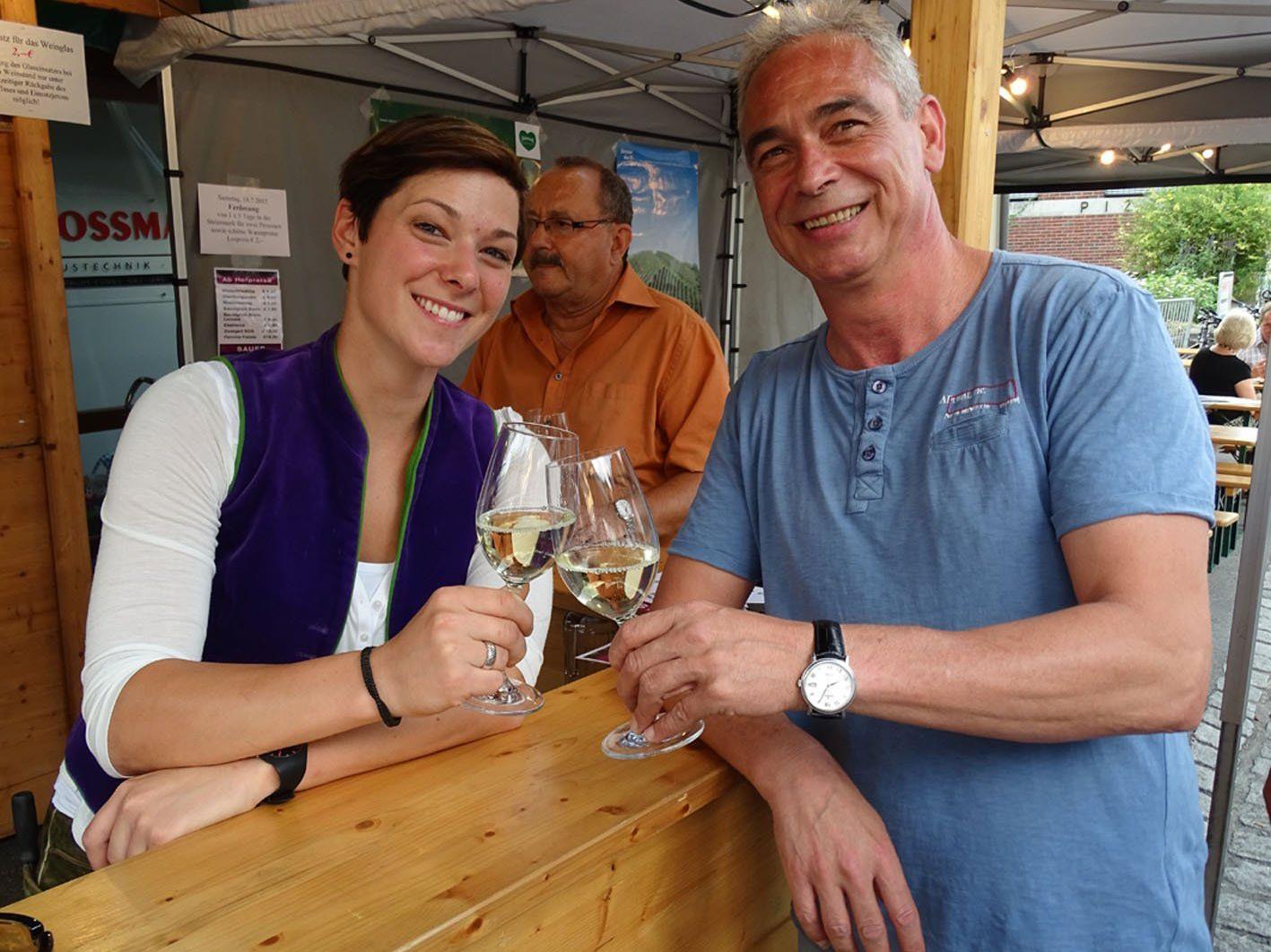 Die Winzerin Stefanie Sauer und TSH-Chef Klaus Gasser stießen aufs Weinfest an.