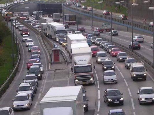 Unfall auf der A23 im Abendverkehr.