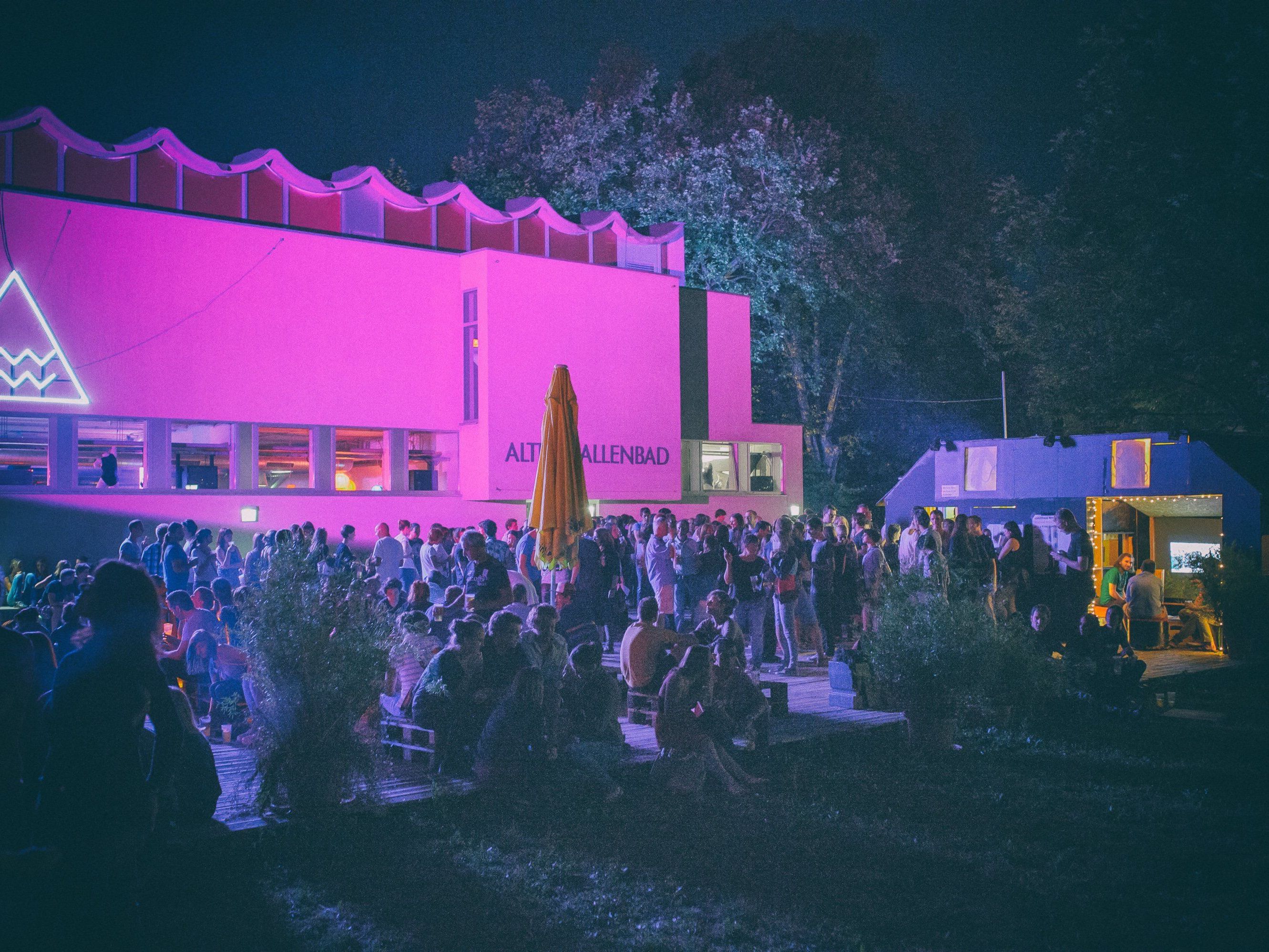poolbar//festival mit Theophilus London & Holz-Architektur. poolbar//festival mit Theophilus London & Holz-Architektur.