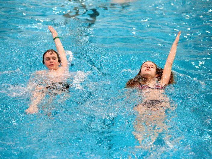 Eine Grundausbildung im Schwimmen können Kinder schon in der Volksschule durch das Österreichische Jugendrotkreuz erhalten
