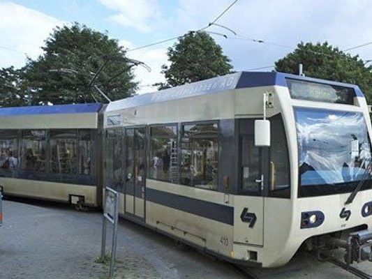 Schwarzfahrer in Bahn ging auf Polizisten los. Schwarzfahrer in Bahn ging auf Polizisten los.