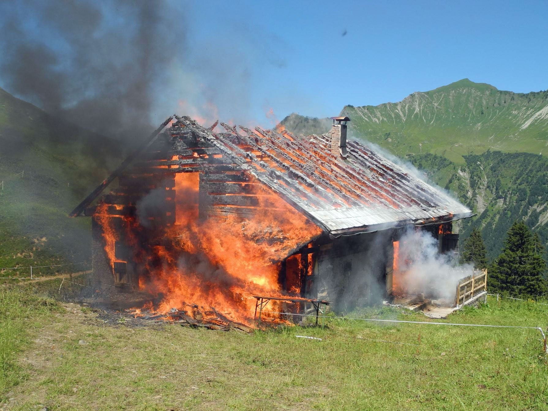 Alpe Hinterkamm in Blons in Brand geraten. Alpe Hinterkamm in Blons in Brand geraten.