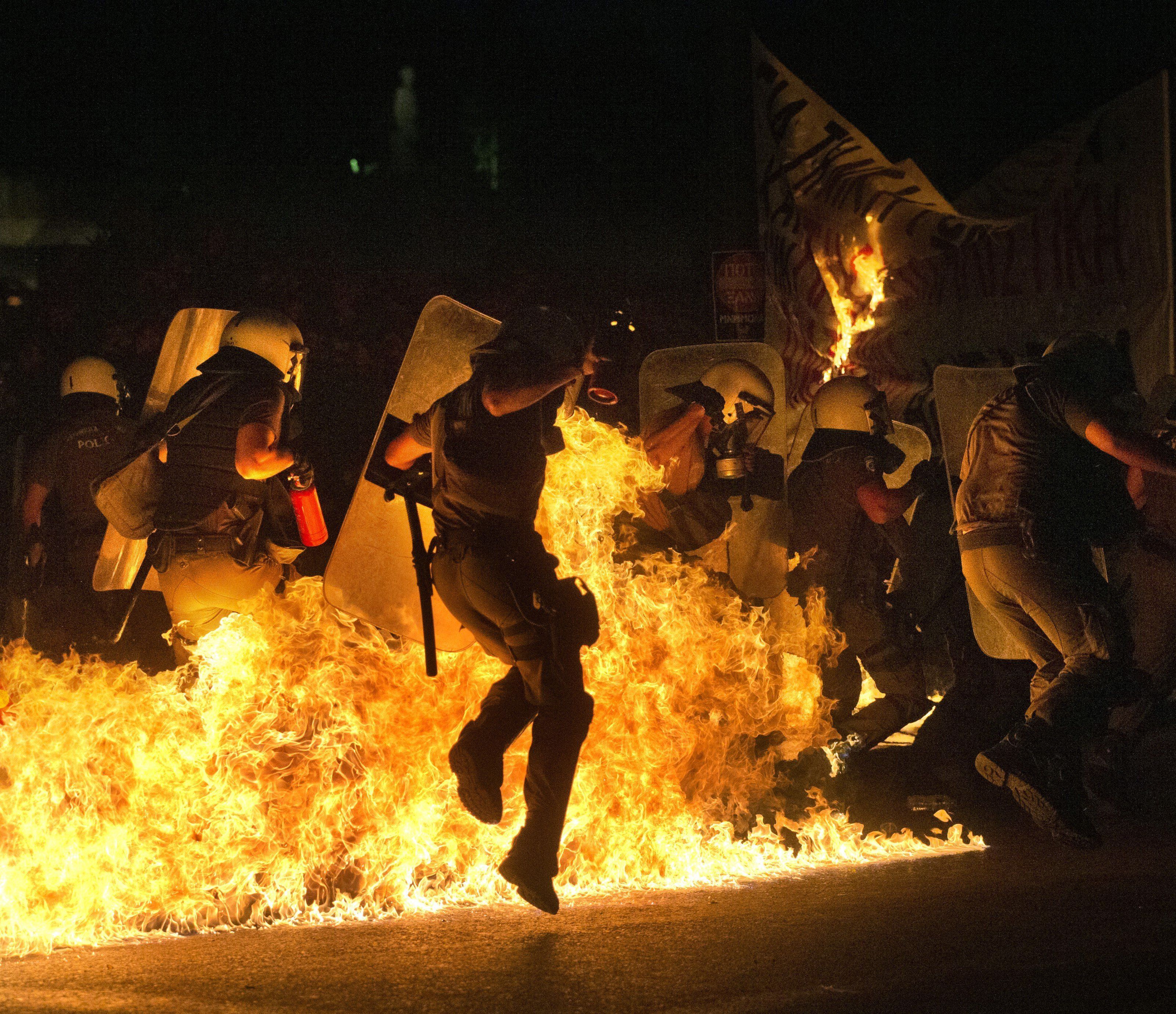 Das griechische Parlament debattiert über die geforderten Reformen, auf den Straße fliegen Molotov-Cocktails. Das griechische Parlament debattiert über die geforderten Reformen, auf den Straße fliegen Molotov-Cocktails.
