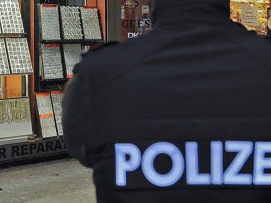 Der Juwelier wurde vor seinem Geschäft ausgeraubt. Der Juwelier wurde vor seinem Geschäft ausgeraubt.