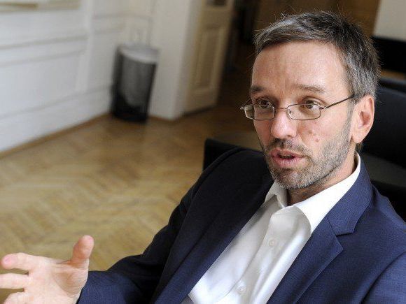 Es wird wegen des Verdachts des Betrugs "zum Nachteil" Kickls ermittelt. Es wird wegen des Verdachts des Betrugs "zum Nachteil" Kickls ermittelt.