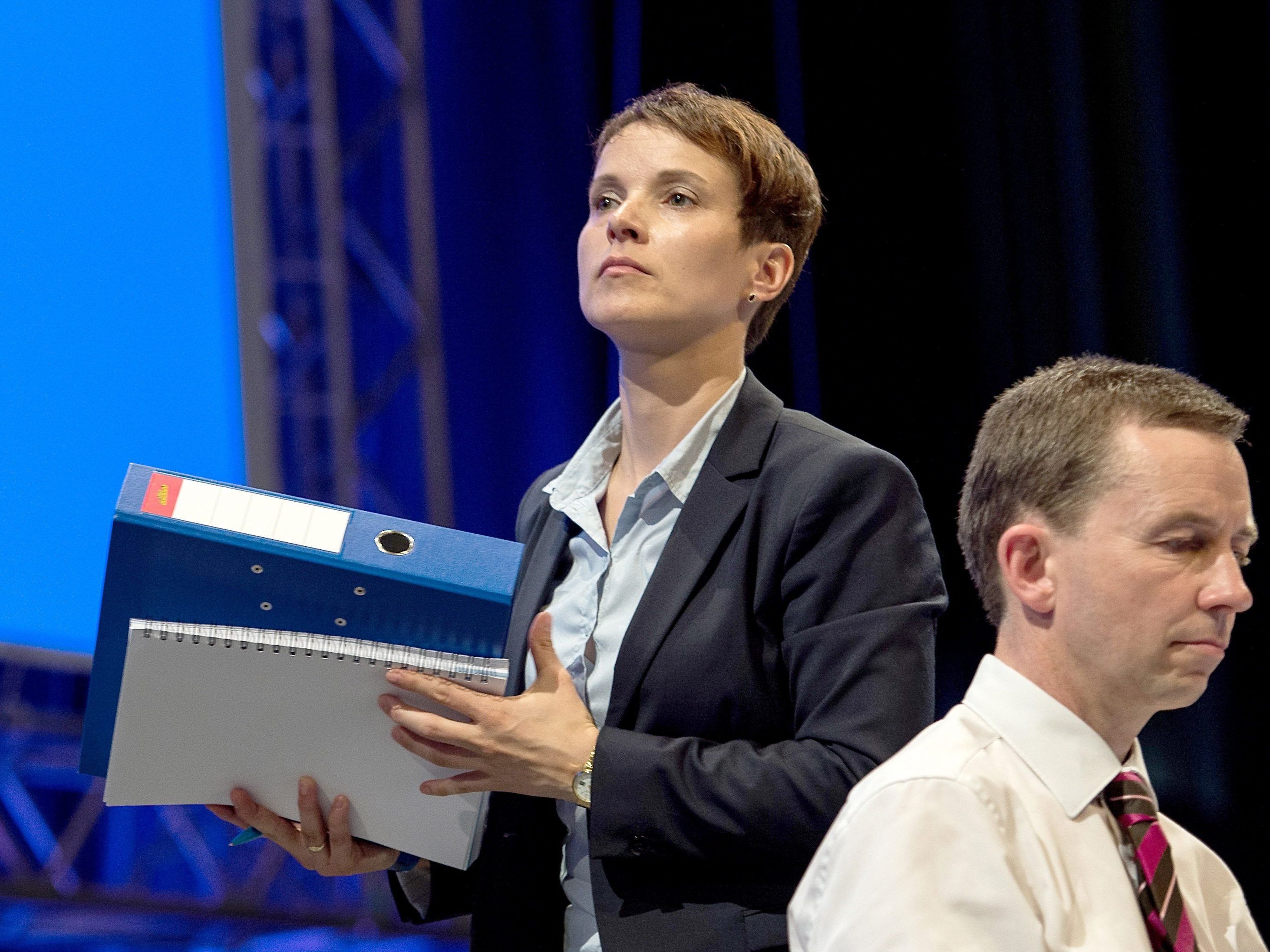 Können nicht mehr miteinander: Petry, Lucke. Können nicht mehr miteinander: Petry, Lucke.