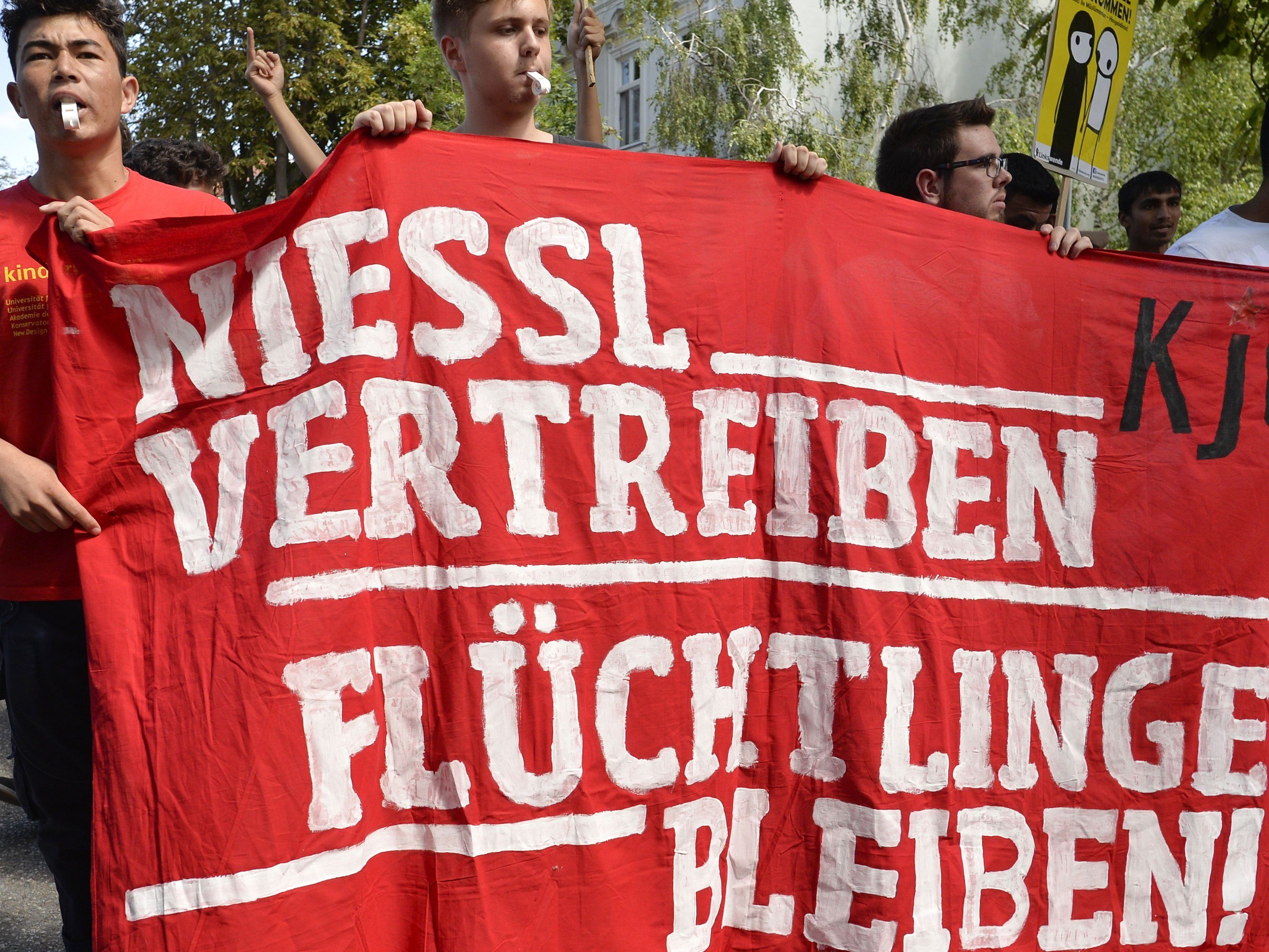 Verschiedene Sprüche trugen die ÖH-Demonstranten bei sich. Verschiedene Sprüche trugen die ÖH-Demonstranten bei sich.
