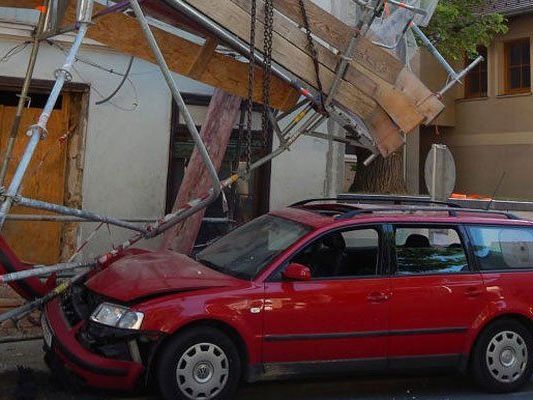 Großer Schaden an Auto und Gerüst. Großer Schaden an Auto und Gerüst.
