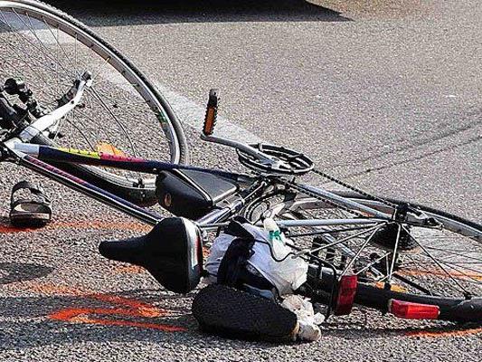 Die 57-jährige Radfahrerin wurde bei dem Unfall schwer verletzt.