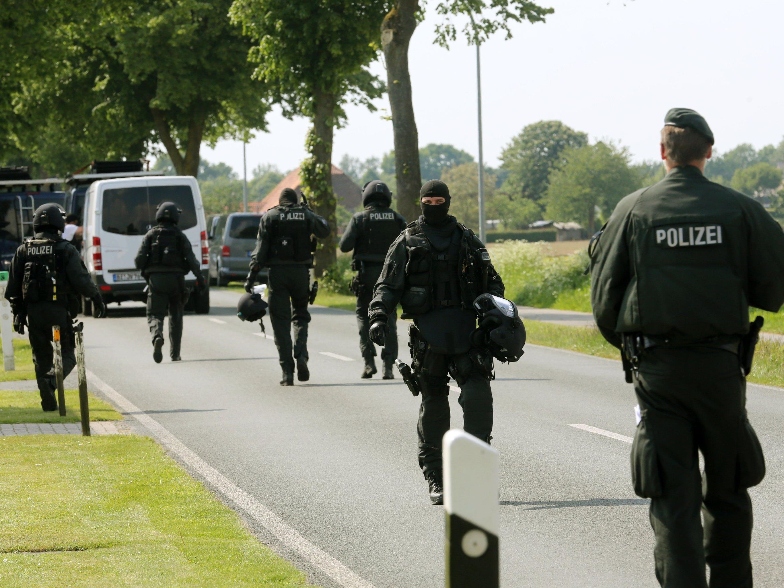 Spezialeinsatzkräfte der deutschen Polizei nehmen acht mutmaßliche Mafiosi fest.