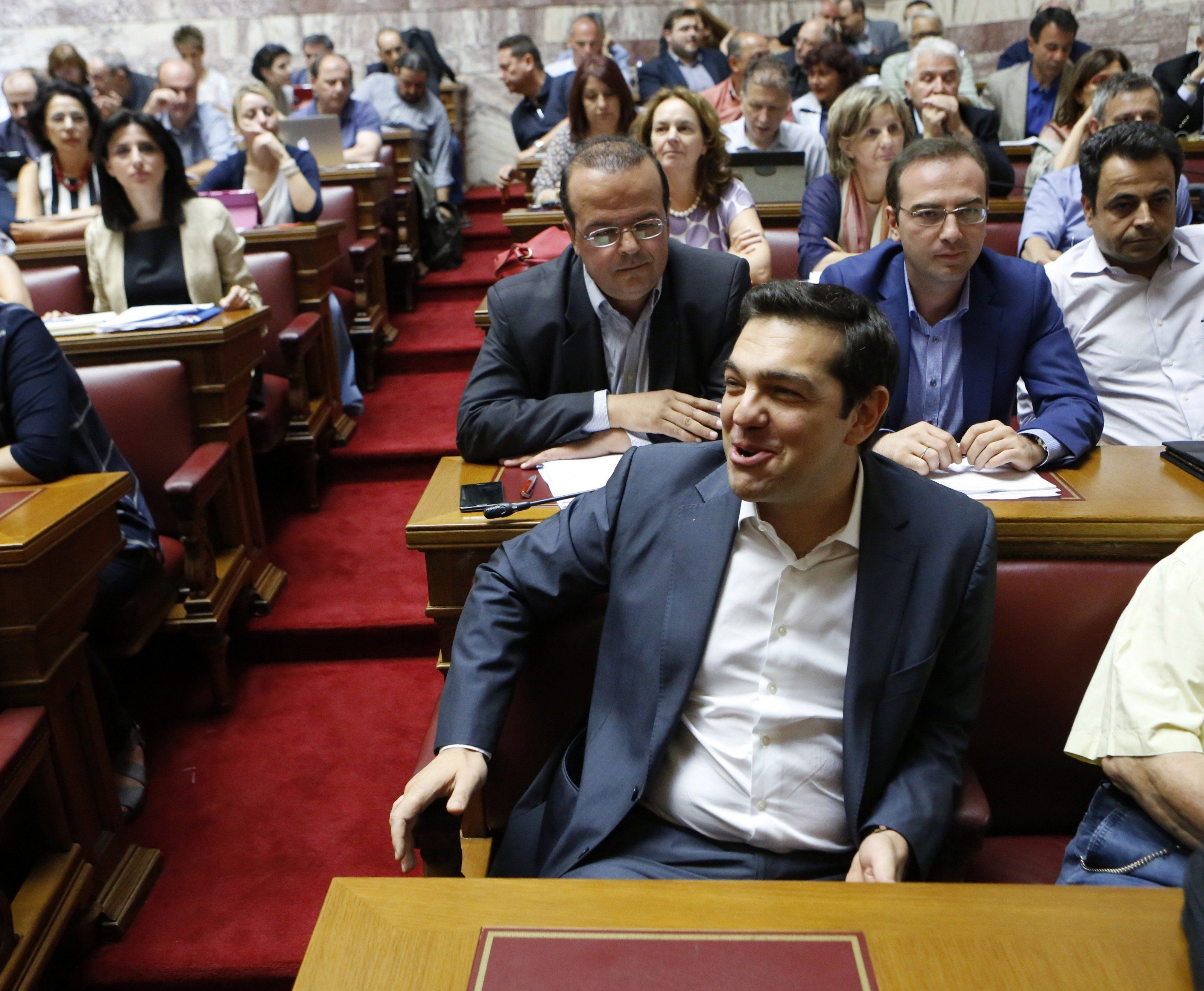 Alexis Tsipras macht im griechischen Parlament gute Miene zum (aus seiner Sicht) bösen Spiel. Alexis Tsipras macht im griechischen Parlament gute Miene zum (aus seiner Sicht) bösen Spiel.