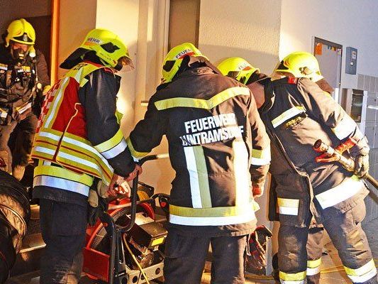 Die Feuerwehr konnte den Brand im Wohnhaus löschen. Die Feuerwehr konnte den Brand im Wohnhaus löschen.