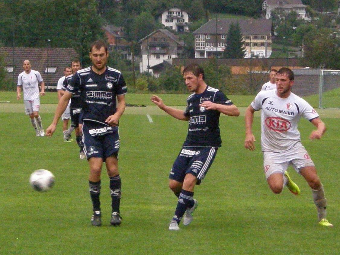 Der FC Andelsbuch (in blau) konnte das erste Saionderby in Egg für sich entscheiden. Der FC Andelsbuch (in blau) konnte das erste Saionderby in Egg für sich entscheiden.