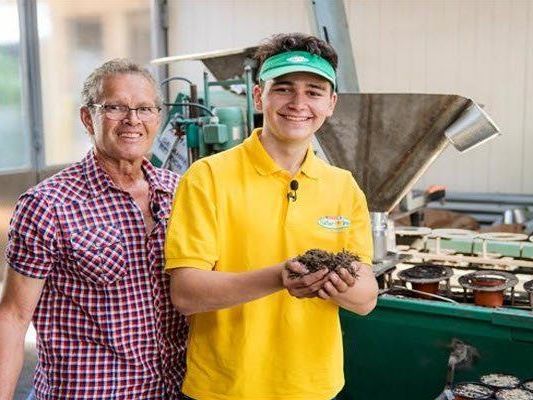 Beim Besuch auf dem Hof von Bio-Landwirt Otto Alge in Lustenau lernte SPAR-Lehrling und Bio-Experte Can Capun viel Interessantes zum Thema Bio-Anbau. Beim Besuch auf dem Hof von Bio-Landwirt Otto Alge in Lustenau lernte SPAR-Lehrling und Bio-Experte Can Capun viel Interessantes zum Thema Bio-Anbau.