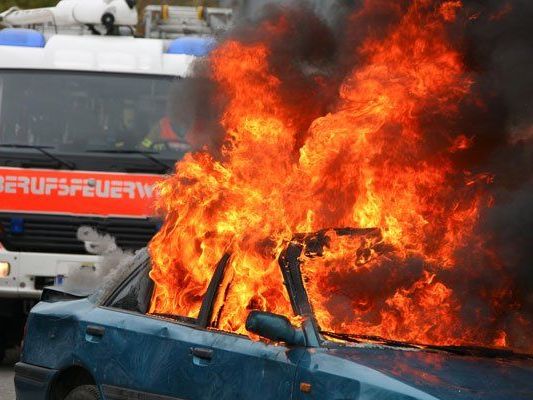 Die Feuerwehr konnte den Pkw-Brand rasch löschen. Die Feuerwehr konnte den Pkw-Brand rasch löschen.