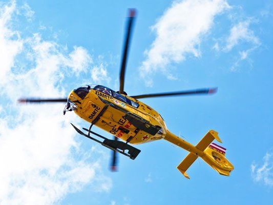 Einer der Motorradfahrer musste mit dem Notarzthubschrauber ins Krankenhaus geflogen werden.