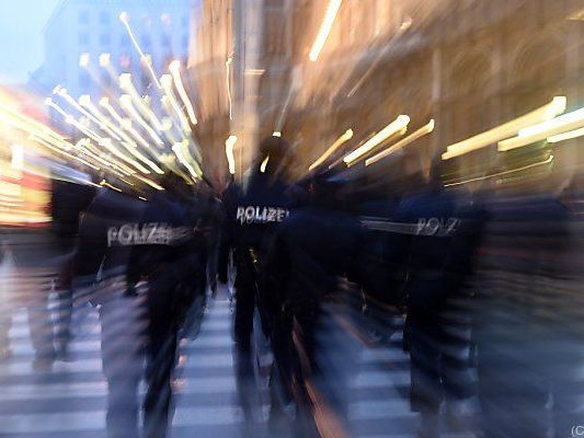 Zwei Polizisten sollen Gefesselten zu Boden geschleudert haben Zwei Polizisten sollen Gefesselten zu Boden geschleudert haben