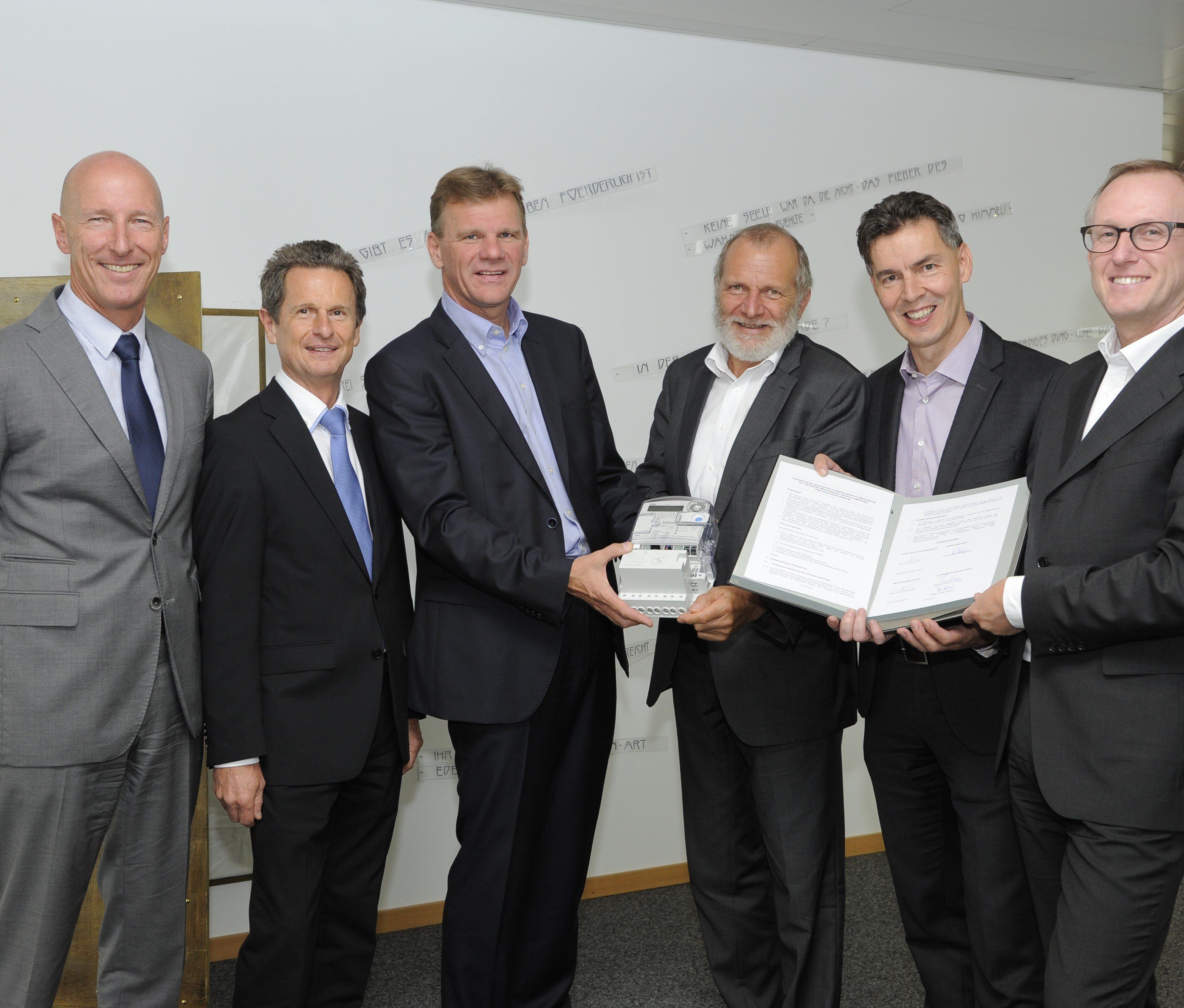 Ein einheitliches Smart Metering-System für Westösterreich – dieses Ziel hat sich die „Kooperation Smart Meter West“ bis August 2016 gesetzt. Im Bild die Geschäftsführer bei der Unterzeichnung des Kooperationsvertrages. v.l.n.r. MMag. Gerhard Röthlin und DI Werner Neyer (beide GF Vorarlberger Energienetze), DI Mag. Michael Strebl (GF Salzburg Netz), DI Franz Hairer (Vorstand TINETZ und IKB), DI Johannes Türtscher (GF Vorarlberger Energienetze) und Mag. Thomas Trattler (Vorstand TINETZ). Ein einheitliches Smart Metering-System für Westösterreich – dieses Ziel hat sich die „Kooperation Smart Meter West“ bis August 2016 gesetzt. Im Bild die Geschäftsführer bei der Unterzeichnung des Kooperationsvertrages. v.l.n.r. MMag. Gerhard Röthlin und DI Werner Neyer (beide GF Vorarlberger Energienetze), DI Mag. Michael Strebl (GF Salzburg Netz), DI Franz Hairer (Vorstand TINETZ und IKB), DI Johannes Türtscher (GF Vorarlberger Energienetze) und Mag. Thomas Trattler (Vorstand TINETZ).