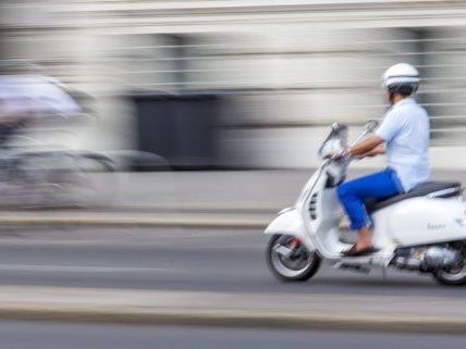 Der Mofalenker beging Fahrerflucht und wurde von der Polizei gestellt. Der Mofalenker beging Fahrerflucht und wurde von der Polizei gestellt.