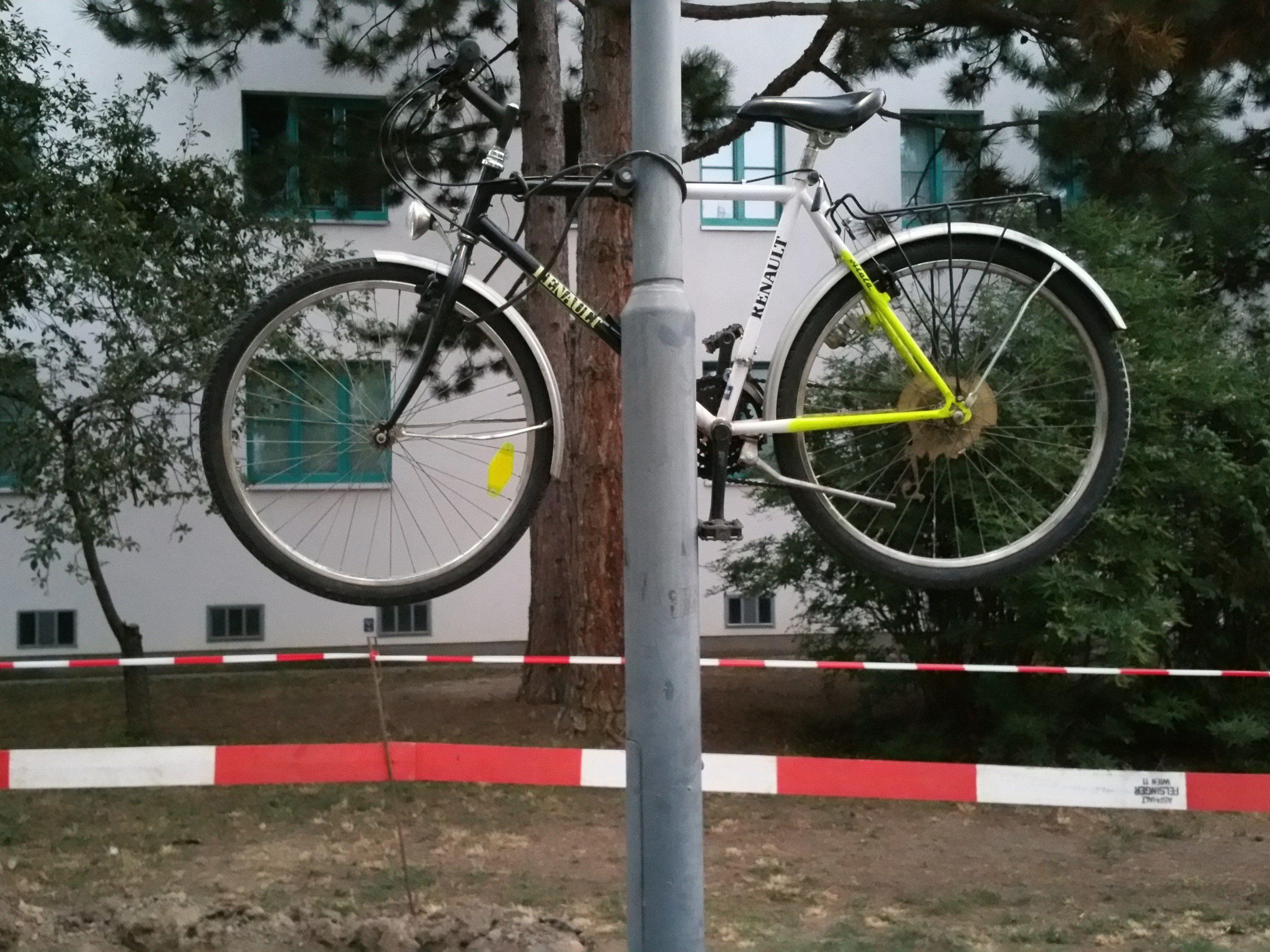 Das störende Fahrrad in einer etwas anderen "Parkposition".