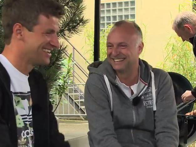 Frank Buschmann mit Weltmeister und Bayern-Star Thomas Müller.
