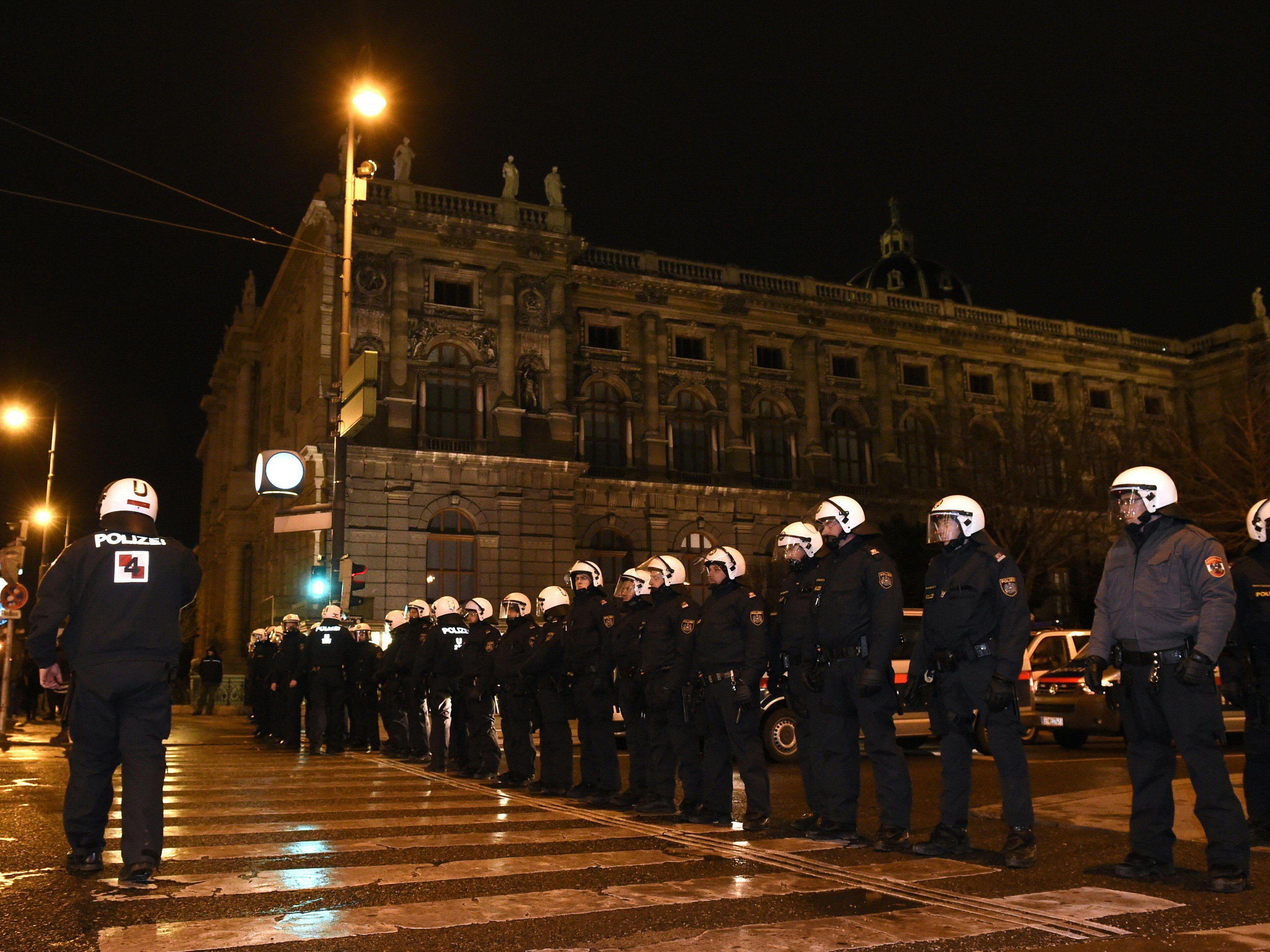 Österreichische Polizisten nahmen versehentlich Kollegen aus Tschechien fest.