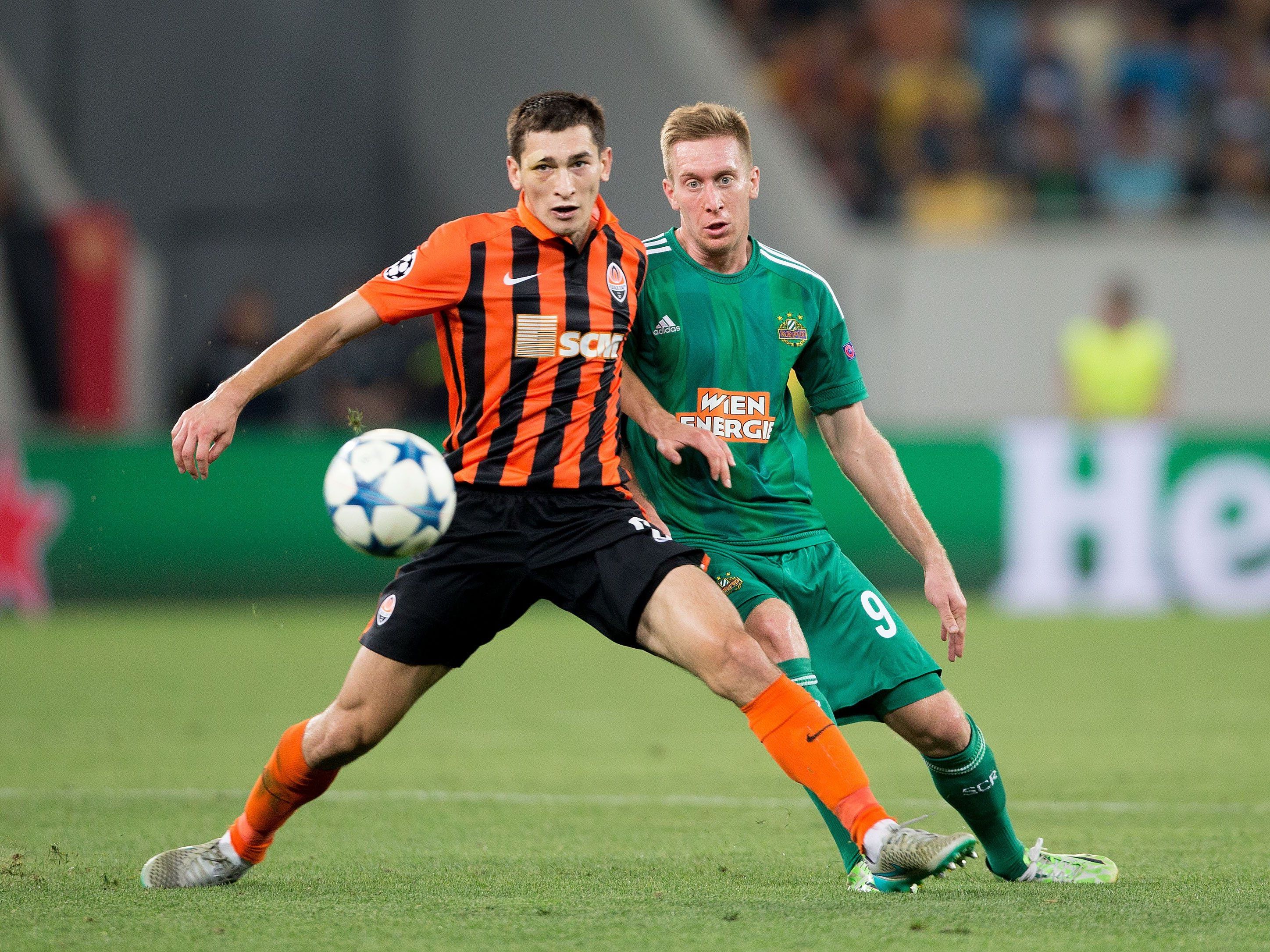 Taras Stepanenko (r.) zollt Rapid Respekt. Taras Stepanenko (r.) zollt Rapid Respekt.