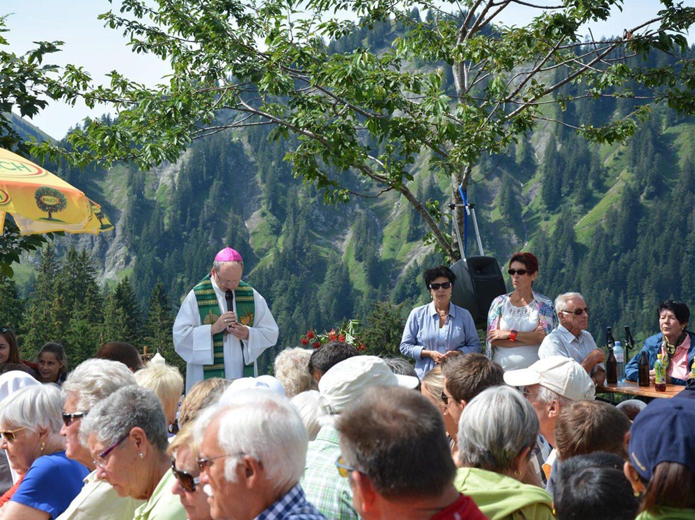 Bischof Benno Elbs spendete bei der Messe auf der Alpe Schönenmann den Segen.