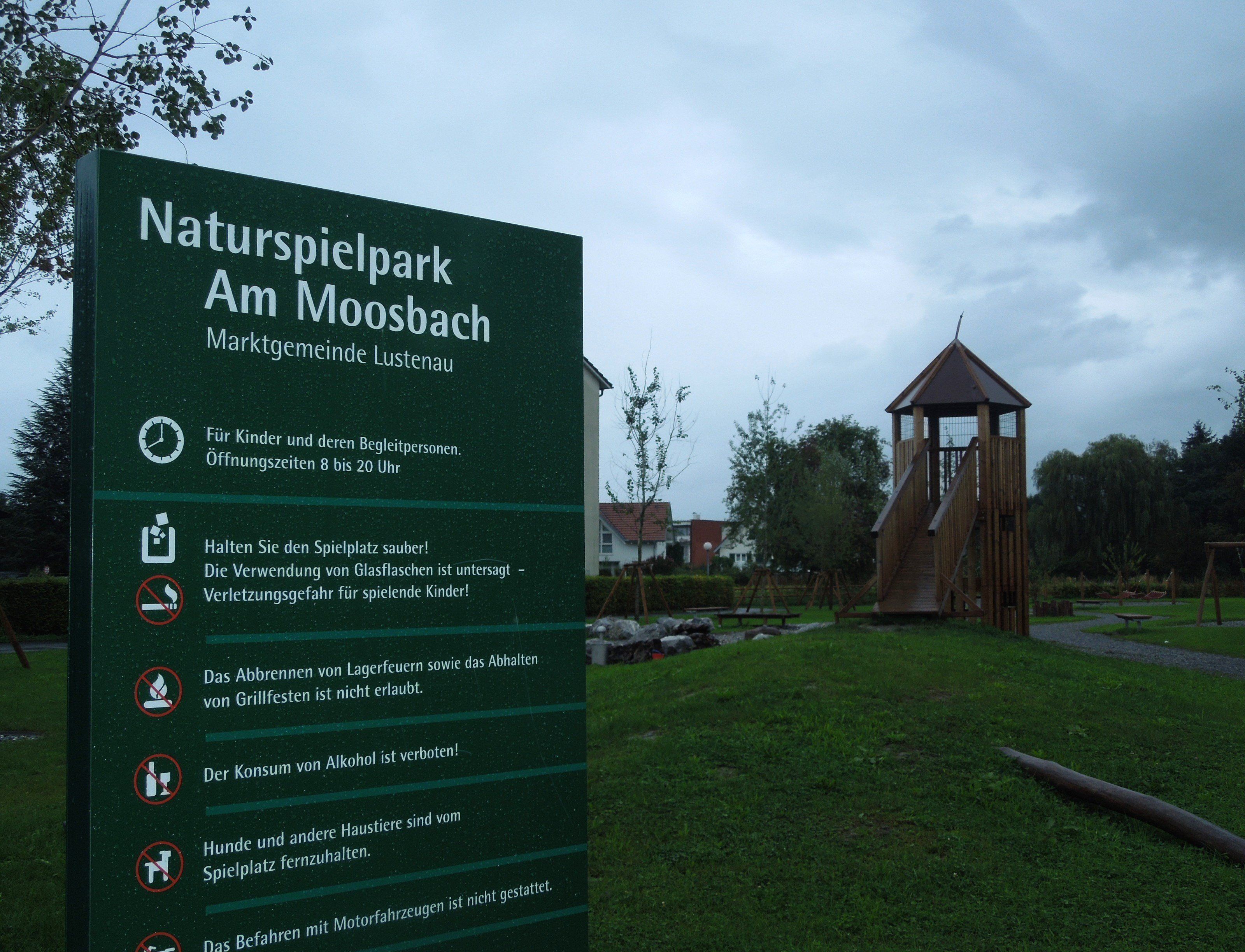 Auf der Hinweistafel beim Spielplatz wird ausdrücklich darauf hingewiesen, dass ein Hundeverbot herrscht. Auf der Hinweistafel beim Spielplatz wird ausdrücklich darauf hingewiesen, dass ein Hundeverbot herrscht.