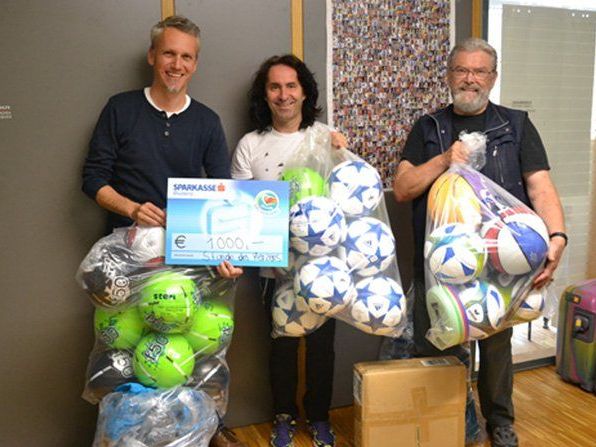 Caritas-Mitarbeiter Harald Grabher, Joe Fritsche und Dieter Reimes bei der Scheckübergabe. Caritas-Mitarbeiter Harald Grabher, Joe Fritsche und Dieter Reimes bei der Scheckübergabe.