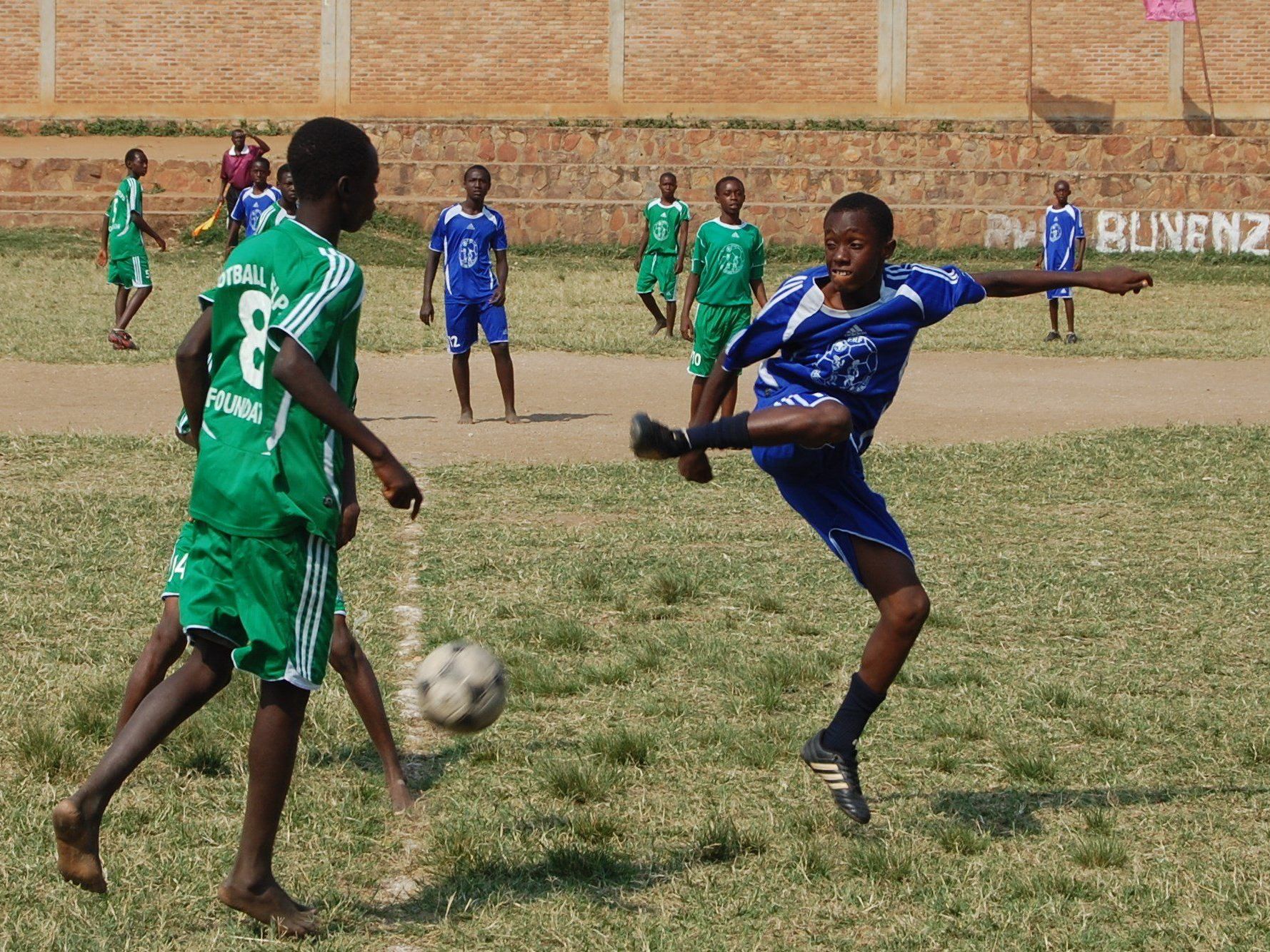 Die Football Helps Foundation lädt zum Barfußturnier in Wien.