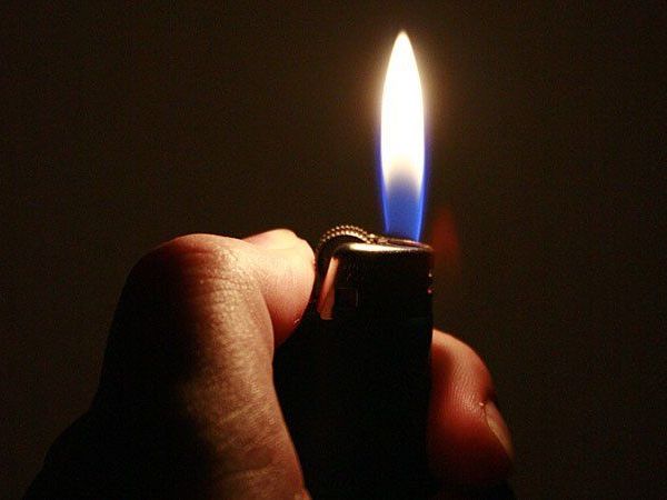 Mit einem Feuerzeug setzte die Frau den Lebkuchen-Aufsteller in Brand Mit einem Feuerzeug setzte die Frau den Lebkuchen-Aufsteller in Brand
