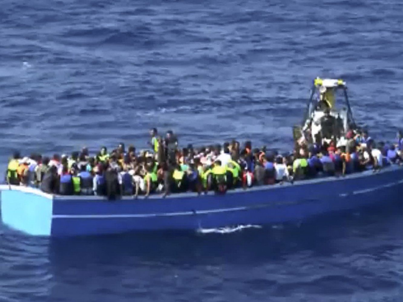 198 Personen konnten aus dem Mittelmeer gerettet werden (Symbolbild). 198 Personen konnten aus dem Mittelmeer gerettet werden (Symbolbild).