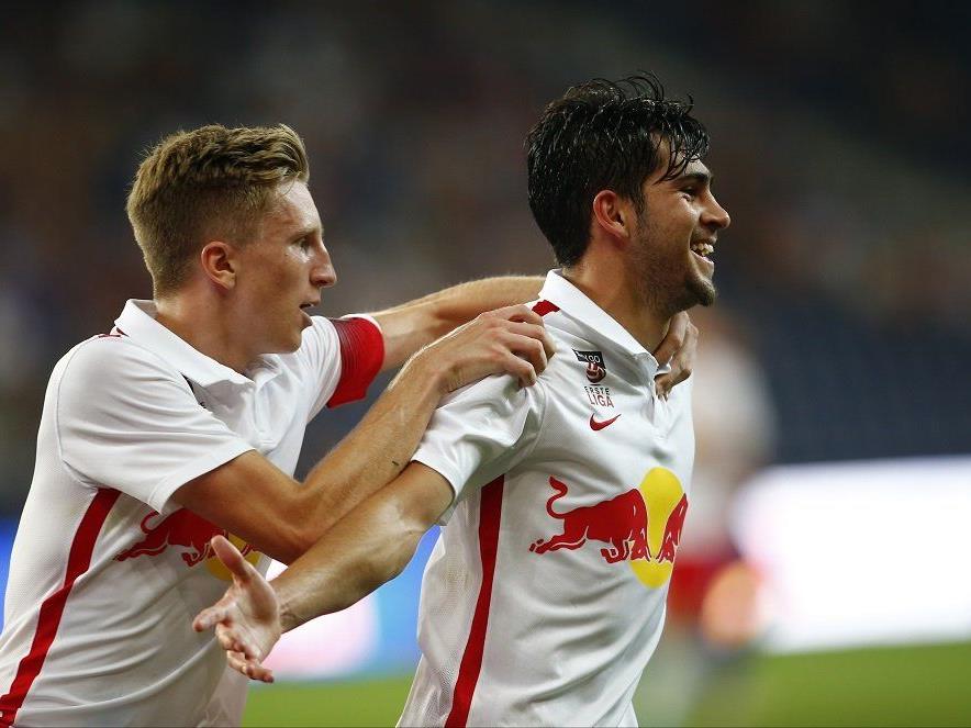 Wiesinger (li.) und Pedro bejubeln den 5:3-Sieg von Liefering gegen Austria Salzburg.