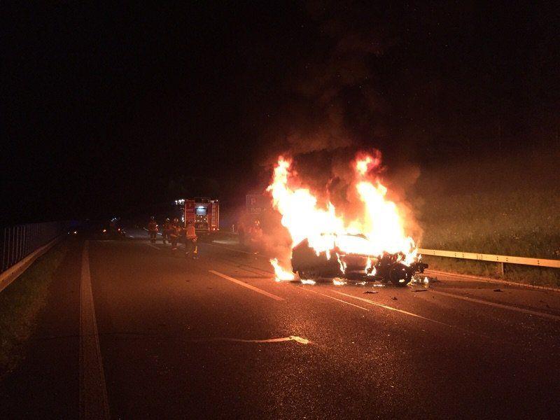 Auto brennt auf Schweizer A1 nach Unfall vollständig aus.
