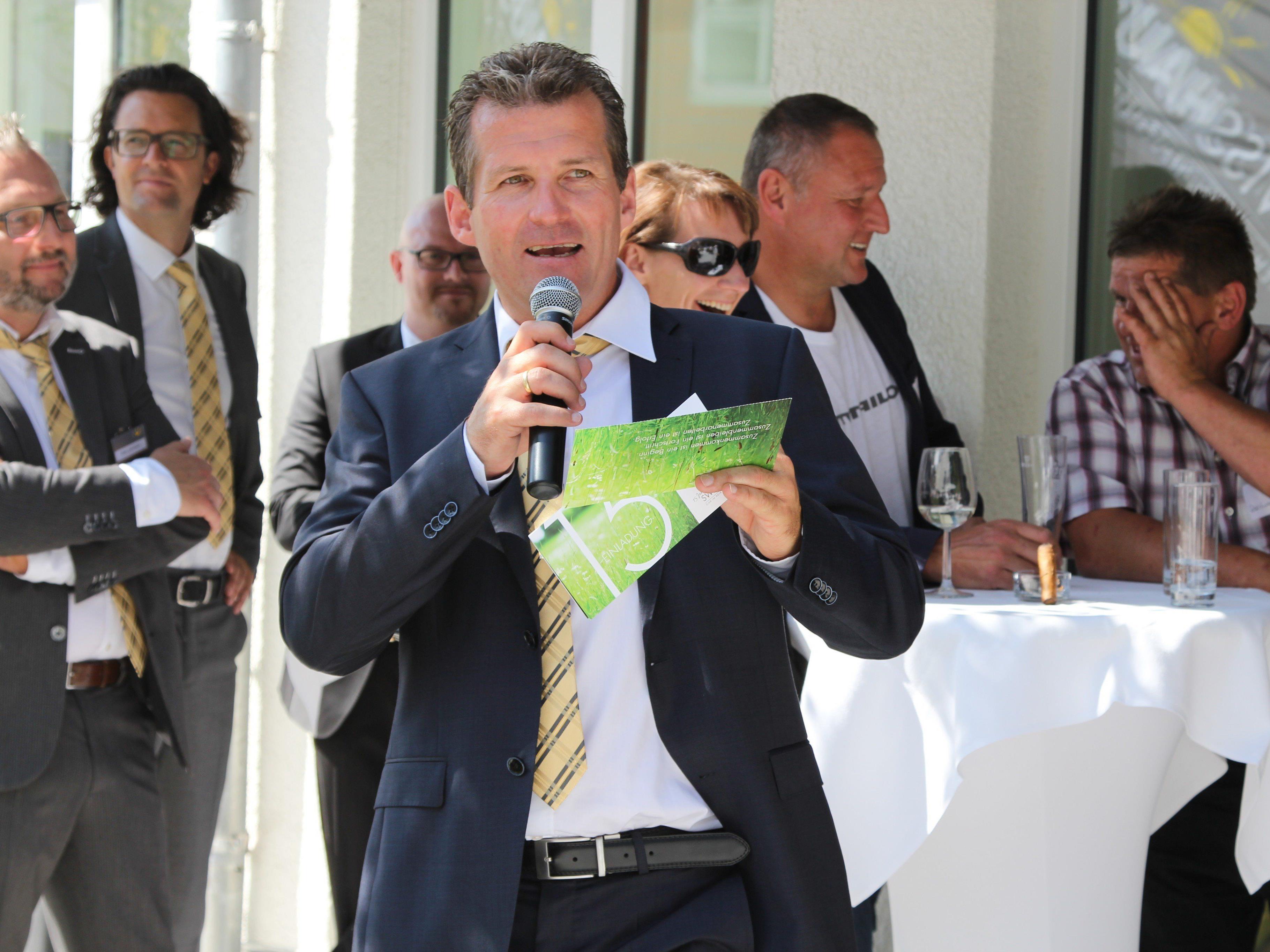 Baumeister und Filialleiter Andreas Schmitzer dankte in seiner Ansprache den langjährigen Swisshaus-Partnern