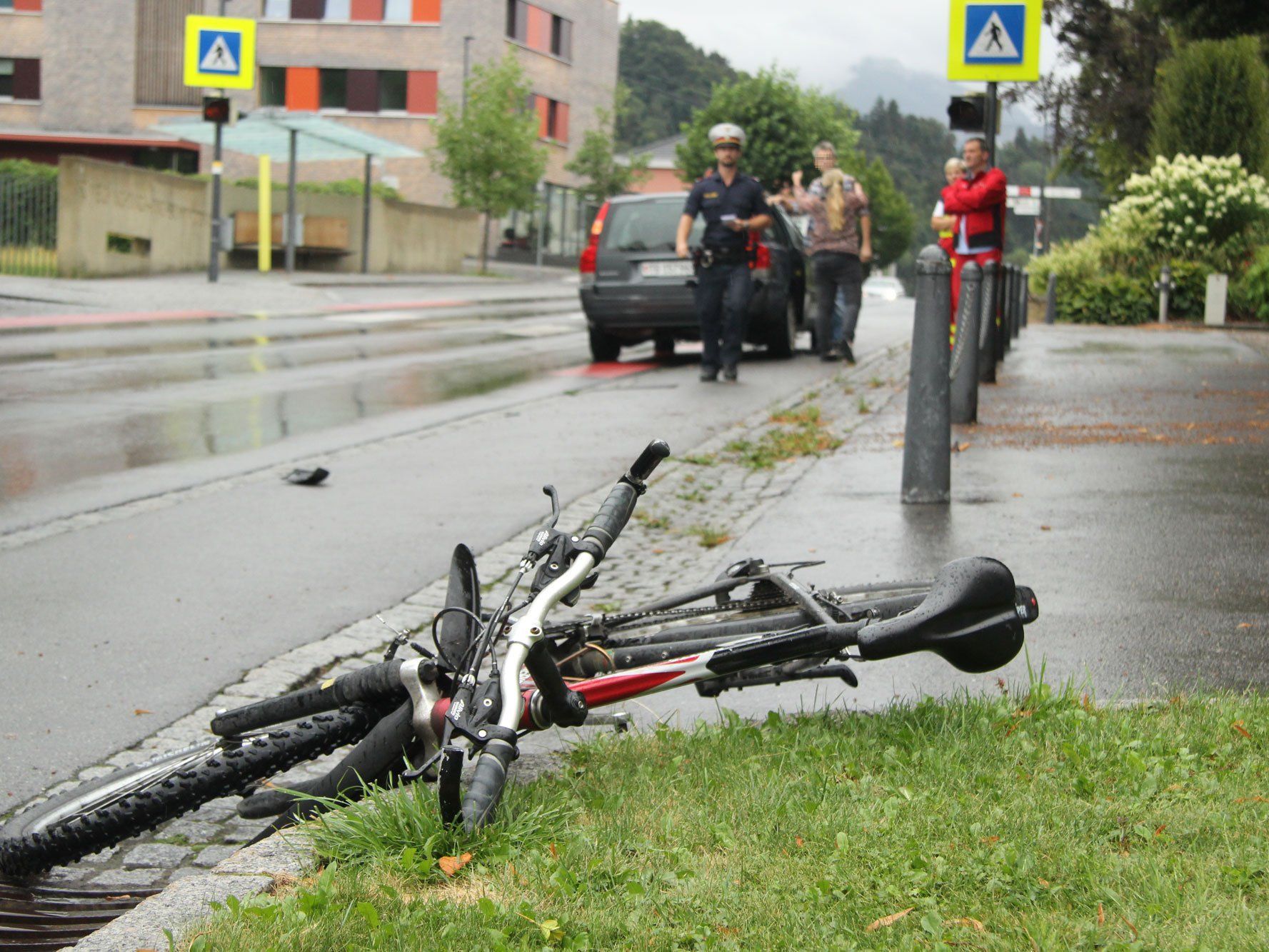Nach Kollision in Schwarzach: Polizei trifft verletzten Fahrradfahrer zu Hause an. Nach Kollision in Schwarzach: Polizei trifft verletzten Fahrradfahrer zu Hause an.