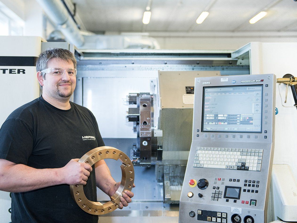 Alfons Schwärzler schätzt an seiner Arbeit bei Mersen die Abwechslung und den Zusammenhalt im Team. | Bildquelle: Mersen, Veröffentlichung honorarfrei Alfons Schwärzler schätzt an seiner Arbeit bei Mersen die Abwechslung und den Zusammenhalt im Team. | Bildquelle: Mersen, Veröffentlichung honorarfrei