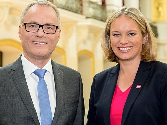 Am Montag, 5. Oktober 2015, senden der ORF und Puls 4 die von Paul Tesarek (l.) und Corinna Milborn moderierte "Elefantenrunde" Am Montag, 5. Oktober 2015, senden der ORF und Puls 4 die von Paul Tesarek (l.) und Corinna Milborn moderierte "Elefantenrunde"