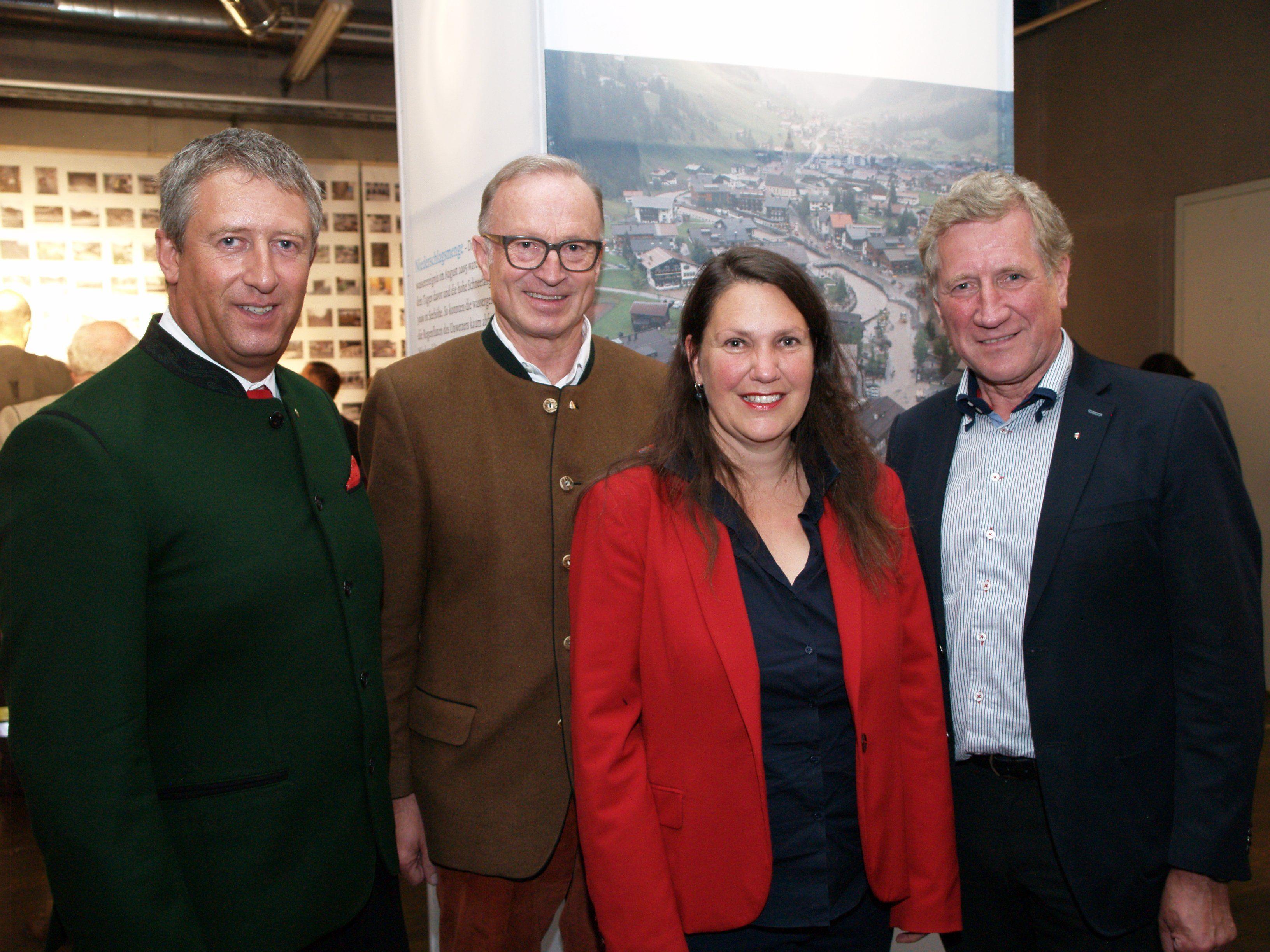 Die Organisatoren der Ausstellung Stefan Jochum und Monika Gärtner mit Bürgermeister Ludwig Muxel und Eröffnungsredner Landesrat Erich Schwärzler
