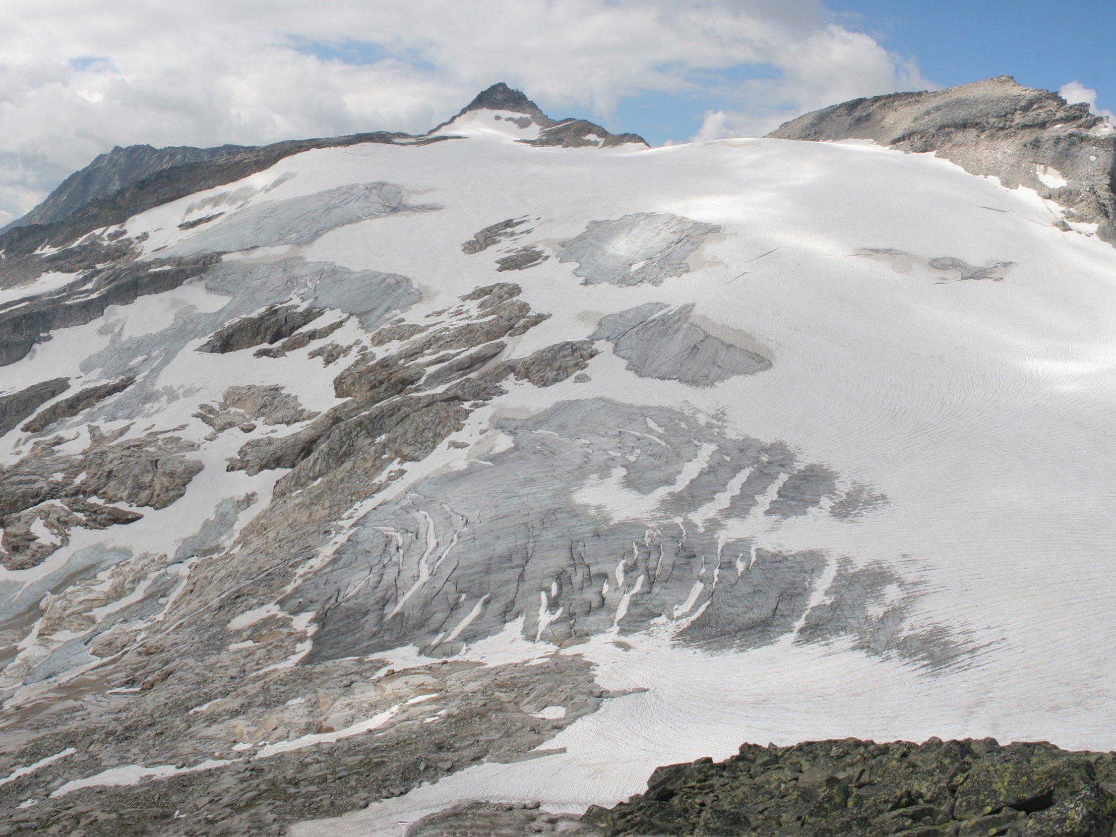 Aktuelle Panoramaaufnahme (Blickrichtung Süden) von einem Vorgipfel des Hochfillecks mit Blick auf Stubacher Sonnblick (rechts) und Granatspitze Gletscherschmelze.