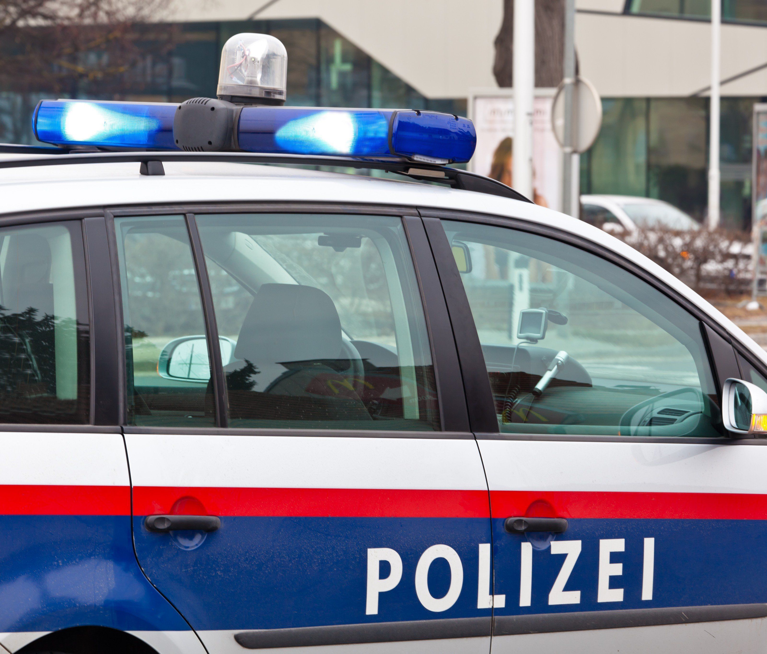 Die Polizei sucht wegen Körperverletzung nach den drei unbekannten Tätern. Die Polizei sucht wegen Körperverletzung nach den drei unbekannten Tätern.