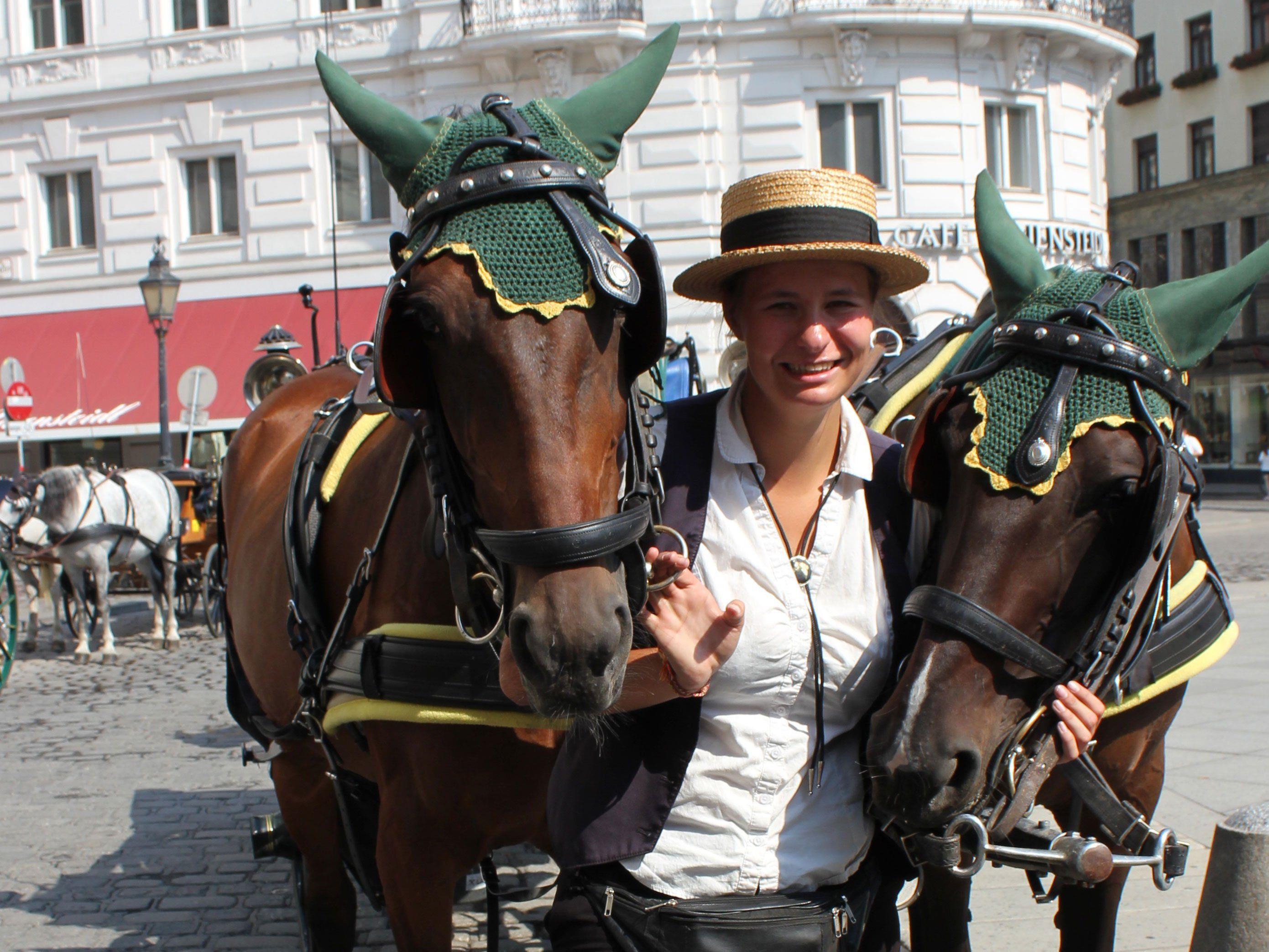Fiakerin Katharina Fiedler mit ihren Pferden am Michaelerplatz.