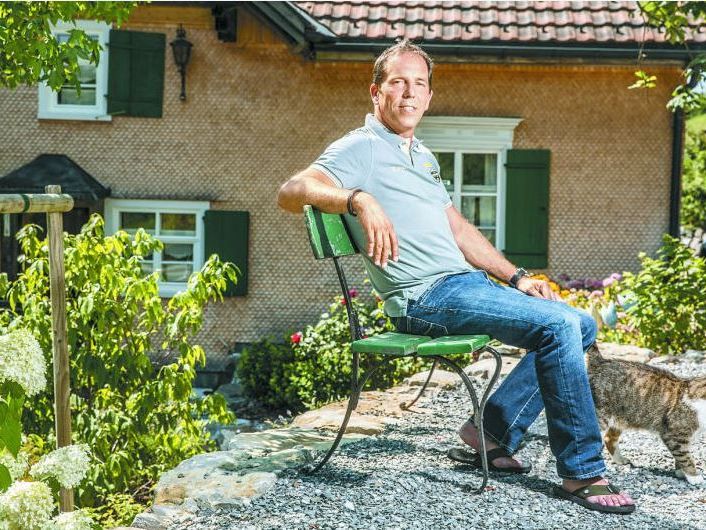 In seinem Zuhause in Bildstein kann der Unternehmer und Präsident des SC Rheindorf Altach dem Alltag entfliehen und die Idylle am Berg genießen. In seinem Zuhause in Bildstein kann der Unternehmer und Präsident des SC Rheindorf Altach dem Alltag entfliehen und die Idylle am Berg genießen.
