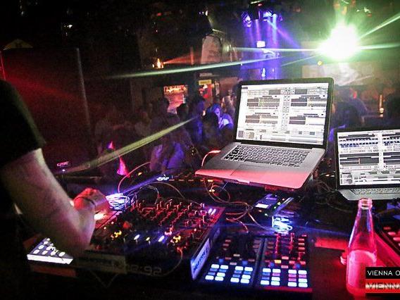Ein Aufgebot internationaler Top-DJs erwartet einen im Camera Club