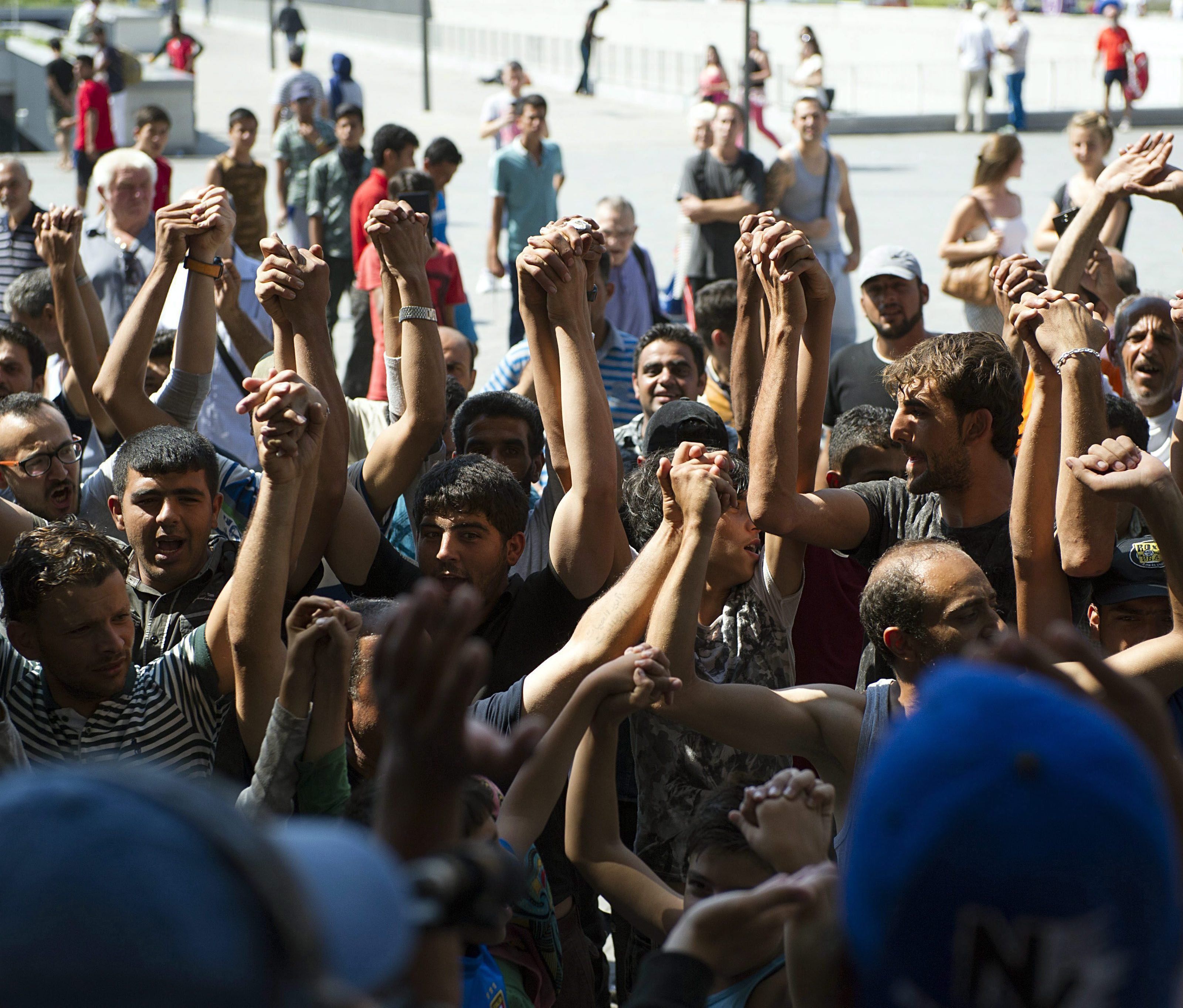 Die Polizisten, die die Flüchtlinge bisher am Zugang zu den Zügen hinderten, zogen ab. Die Polizisten, die die Flüchtlinge bisher am Zugang zu den Zügen hinderten, zogen ab.