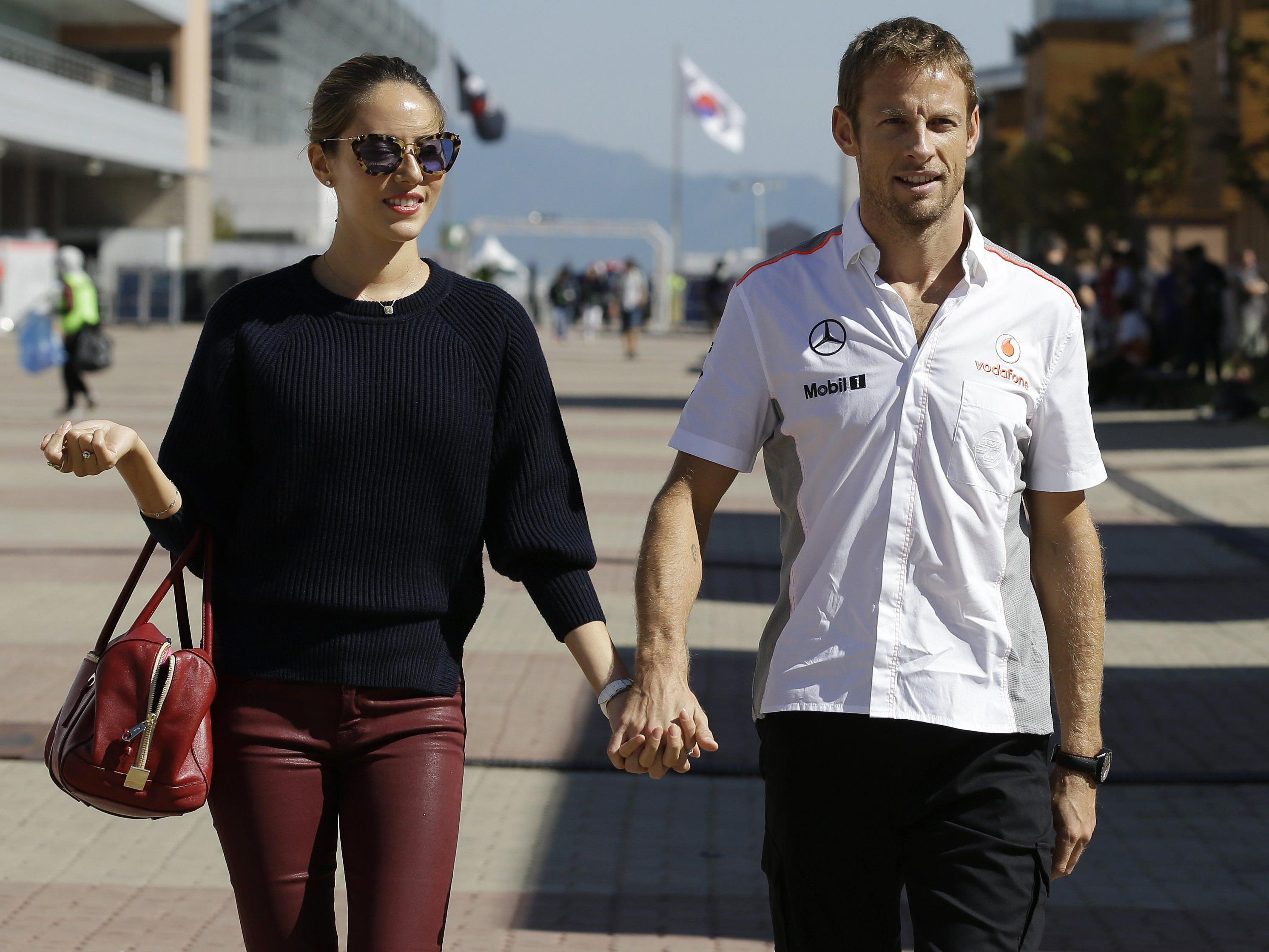 F1-Fahrer Jenson Button und Frau Jessica wurden im Urlaub mit Gas betäubt und ausgeraubt.