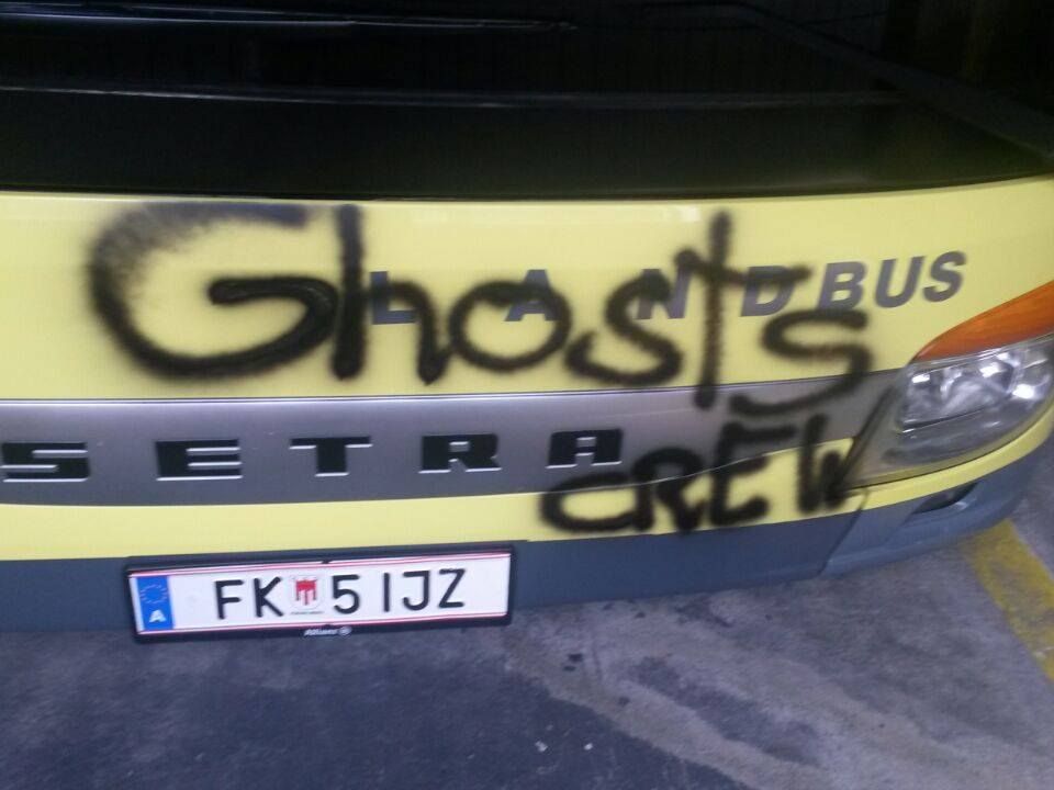 Sprayer beschmierten Wände und Kabinen in Schwimmbad und einen Linienbus. Sprayer beschmierten Wände und Kabinen in Schwimmbad und einen Linienbus.