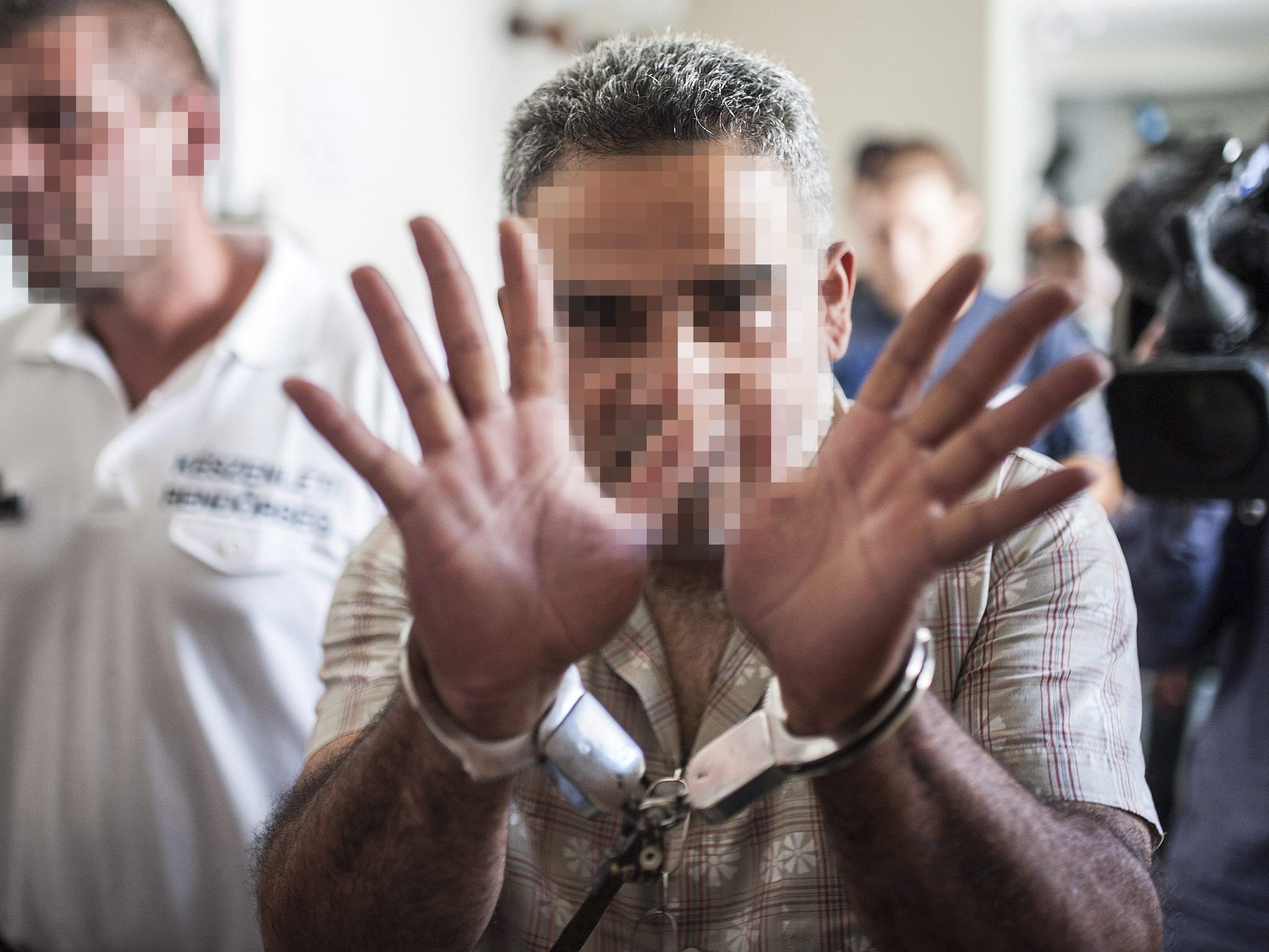Einer der verdächtigen Schlepper vor der Anhörung in Ungarn.
